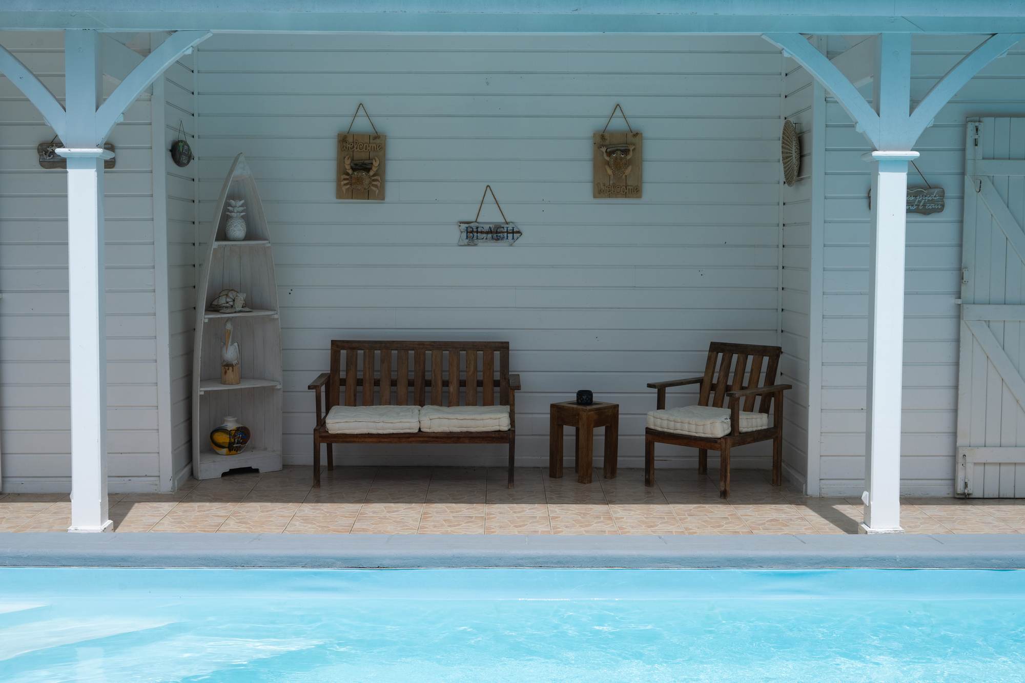 Petit salon au bord de la piscine