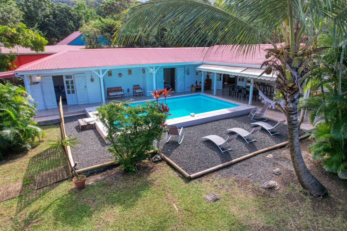Vue aérienne de la villa Akamapa et de sa piscine privée
