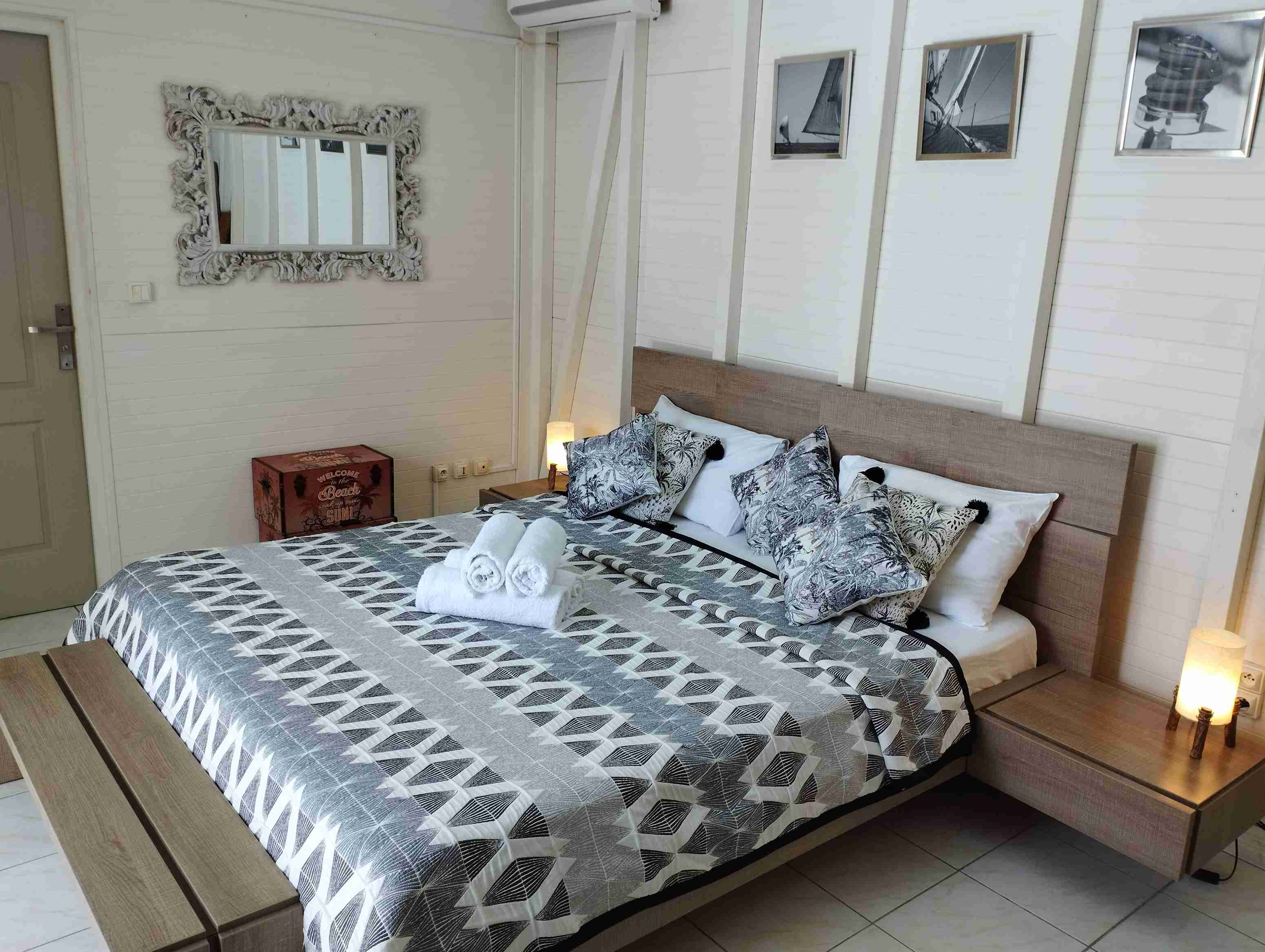 Première suite 'Orchidée' climatisée avec lit King Size, accès terrasse & piscine