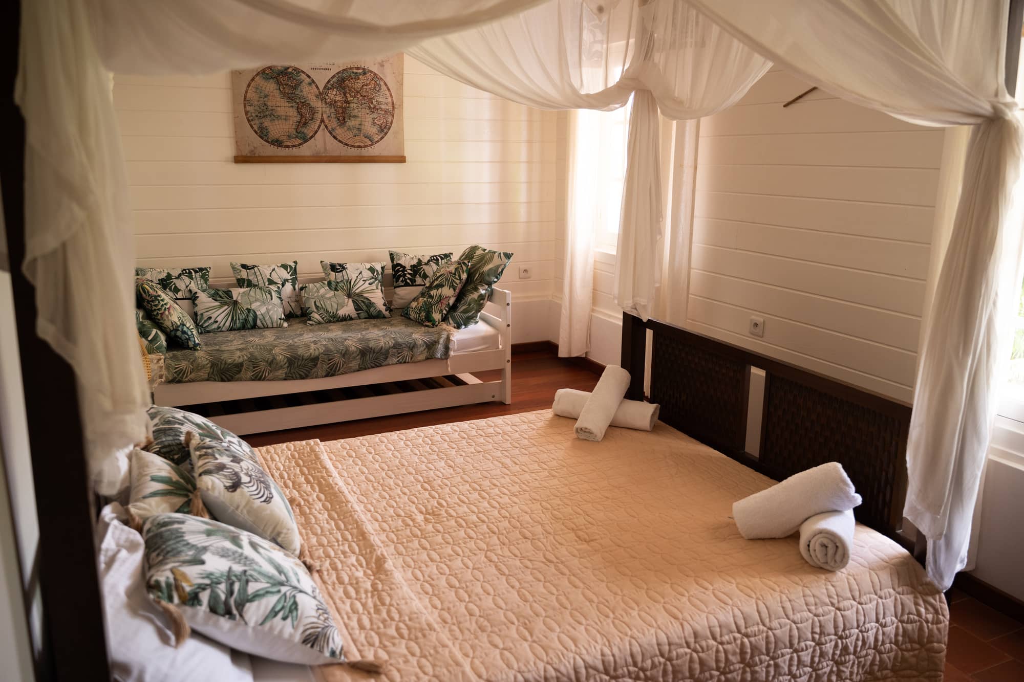Chambre 'Tropical' climatisée avec lit Queen Size et lit simple