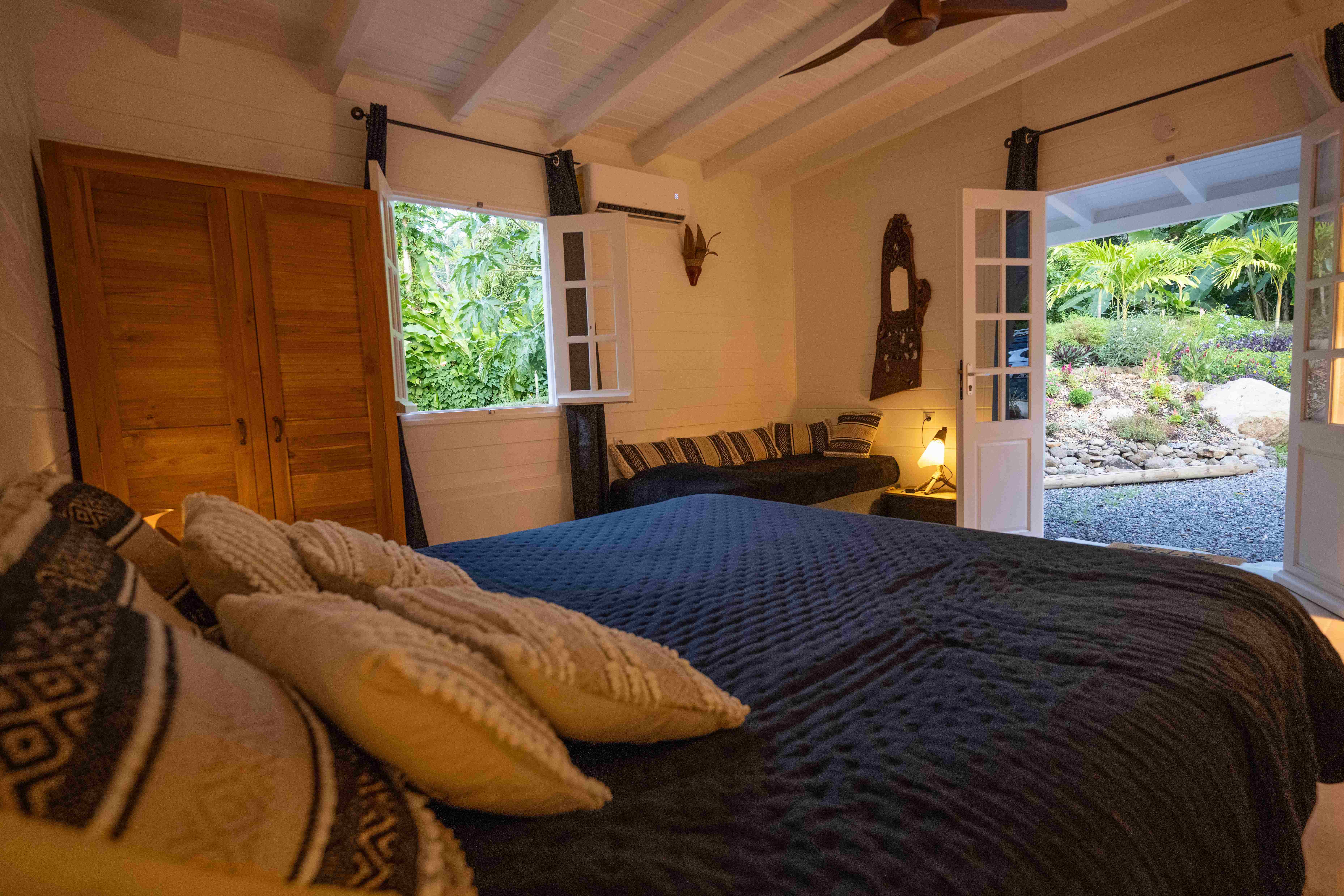 Suite 'Afrique' climatisée et munie d'un brasseur d'air avec lit King Size et lit simple