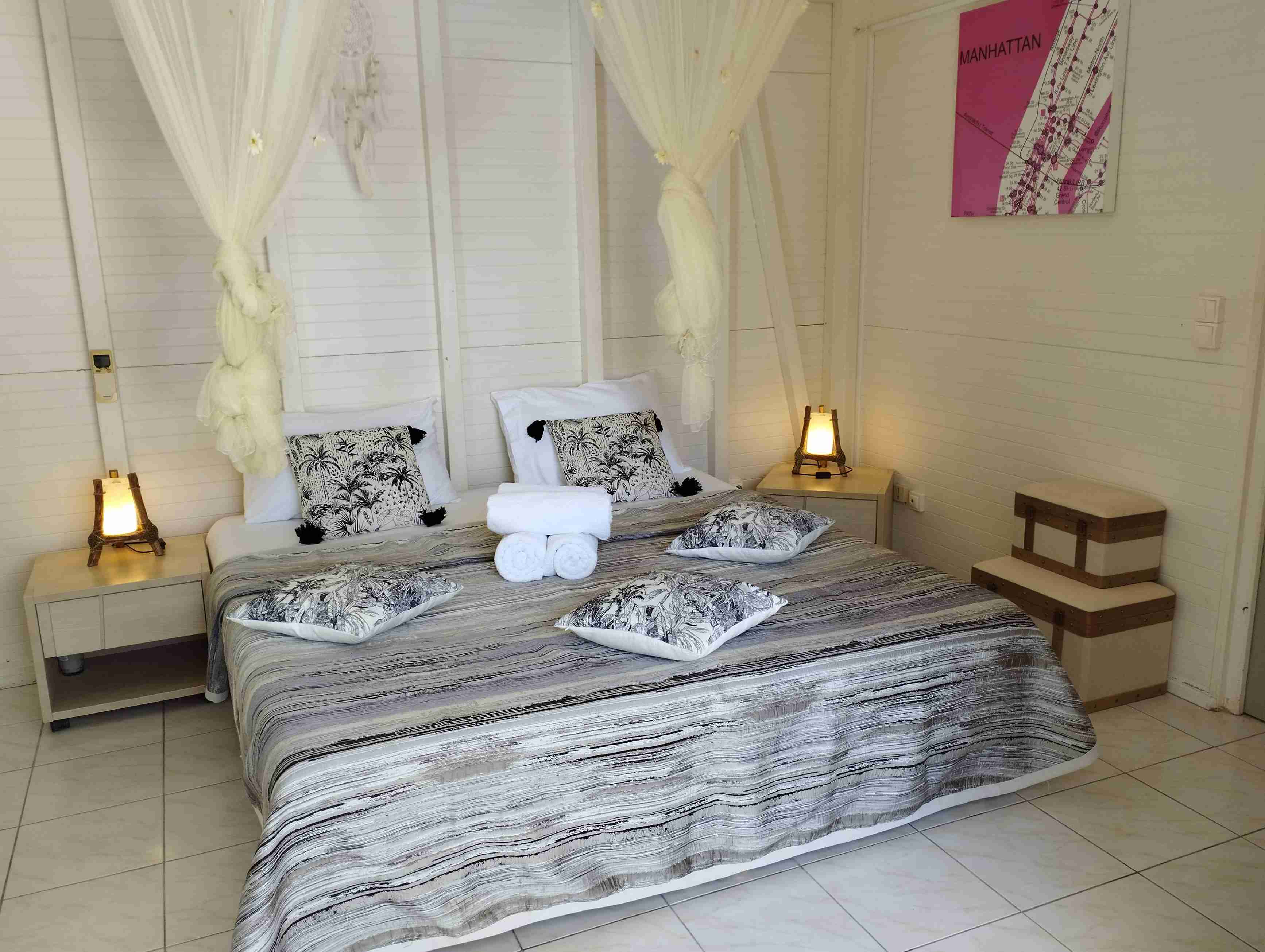 Deuxième suite 'Hibiscus' climatisée avec lit King size pouvant être séparé en deux lits, accès terrasse & piscine
