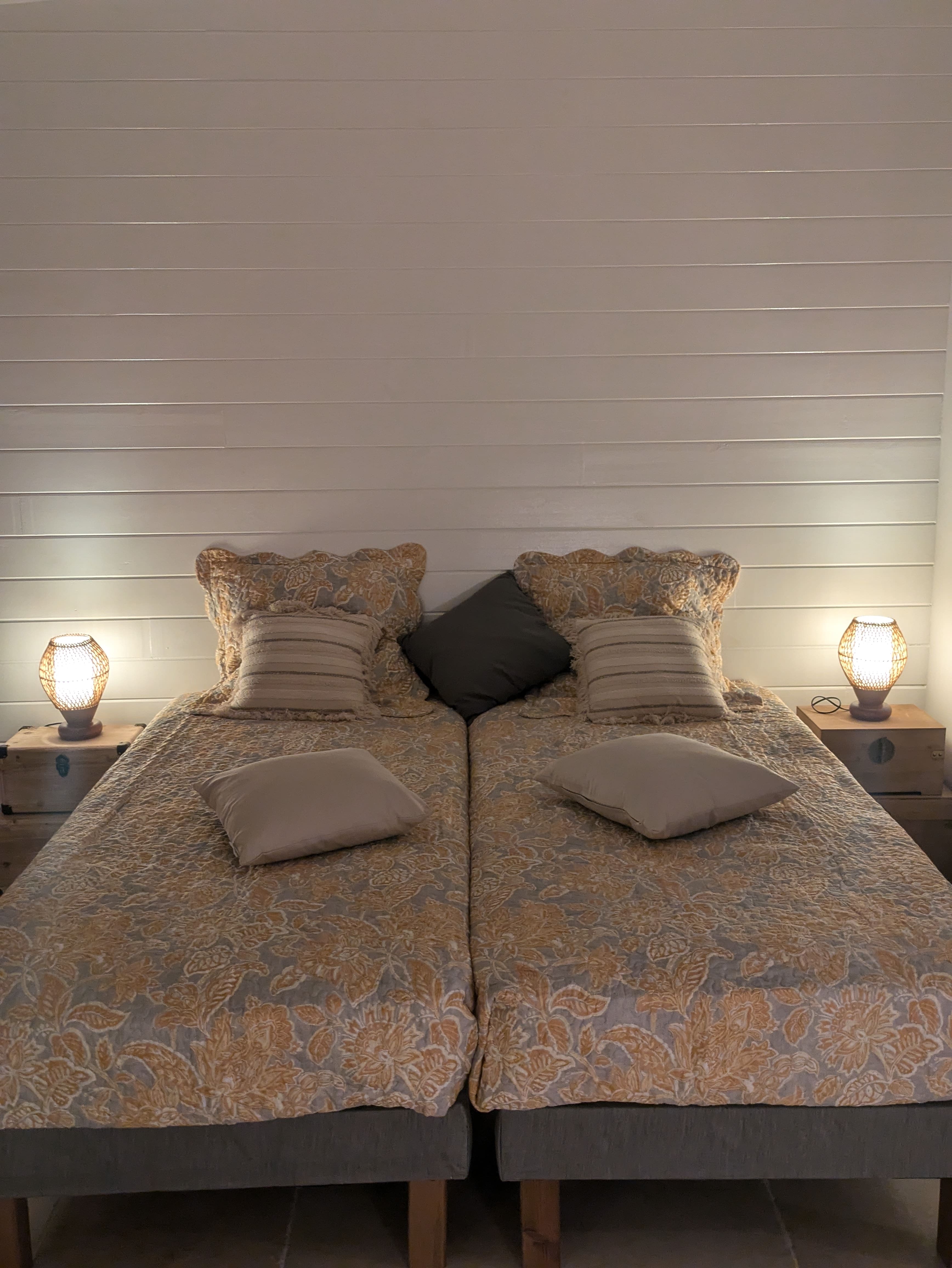 Suite 'Asie' climatisée et munie d'un brasseur d'air avec lit King size (pouvant être séparé en deux lits), lit simple