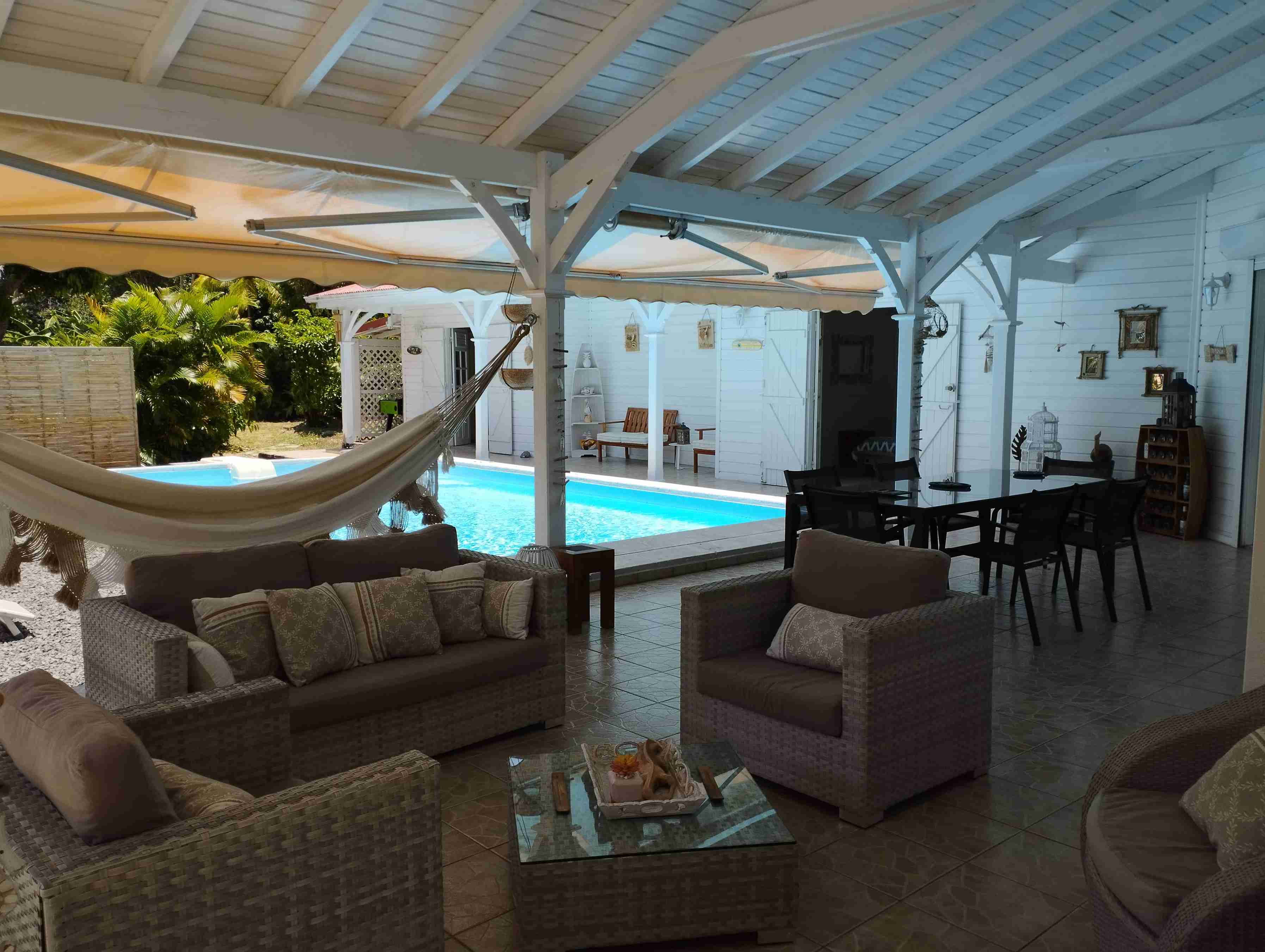 Autre vue du salon extérieur donnant sur la piscine