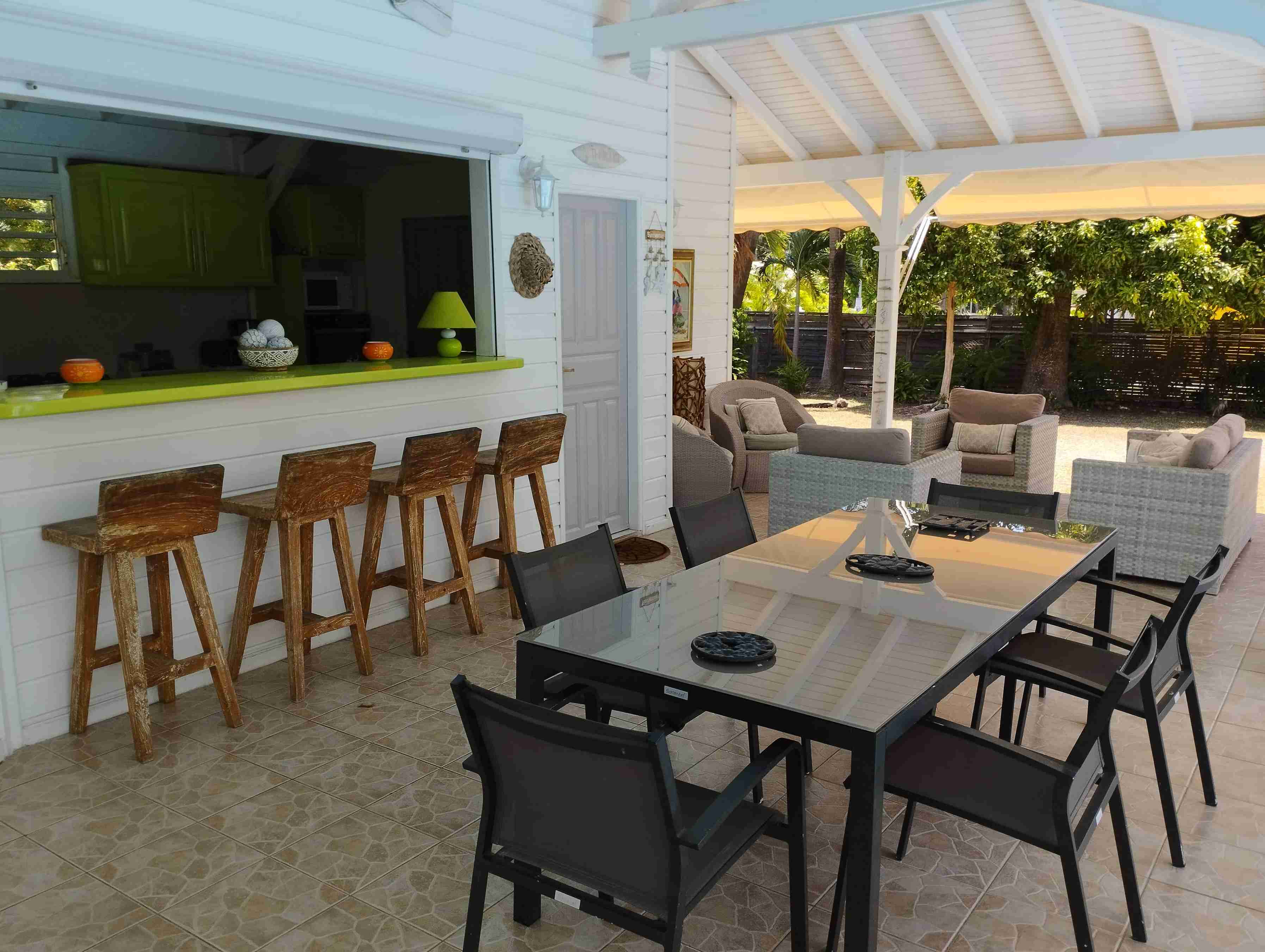 Salon extérieur couvert avec canapés confortables