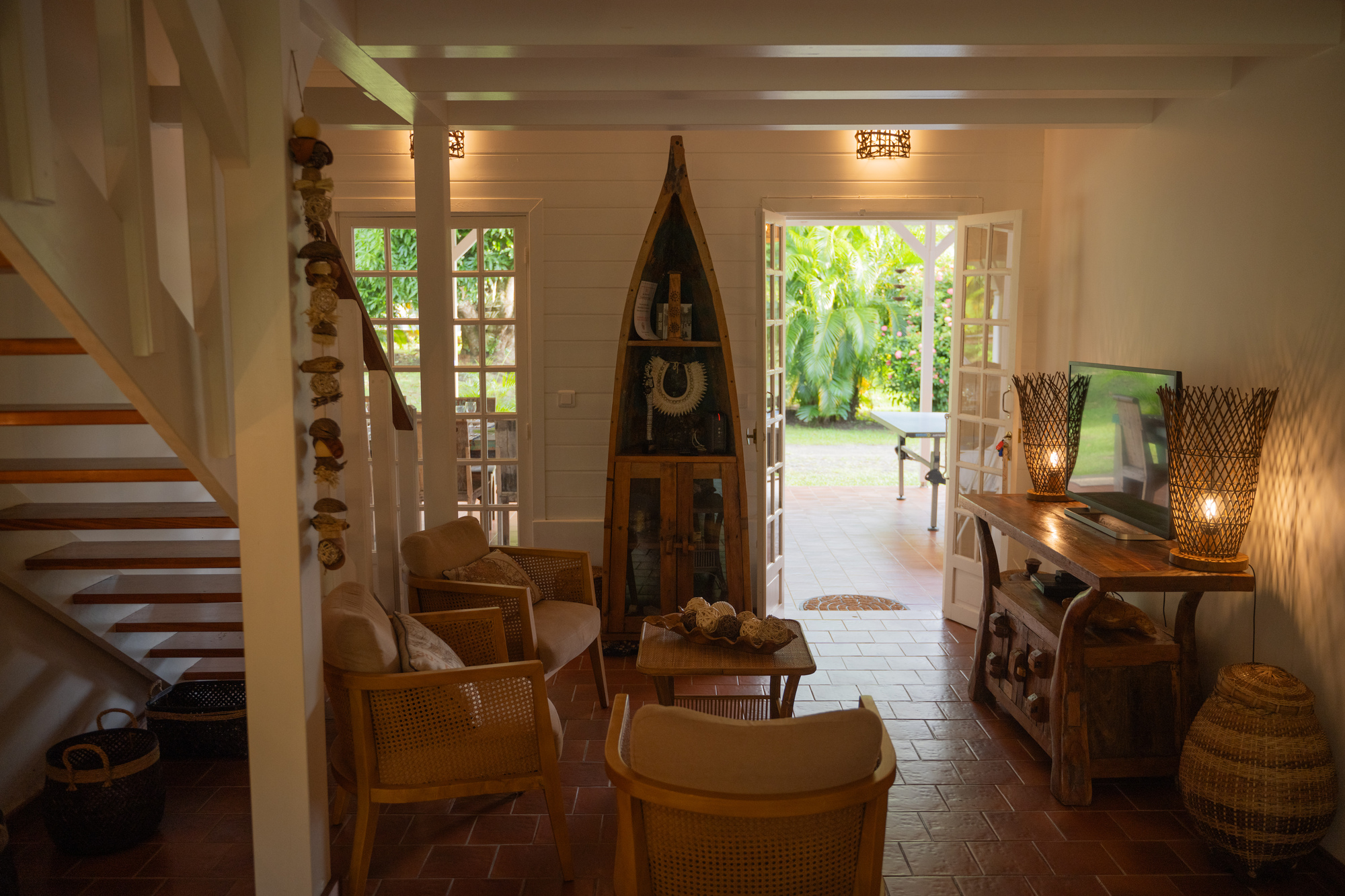 Salon intérieur avec accès aux terrasses