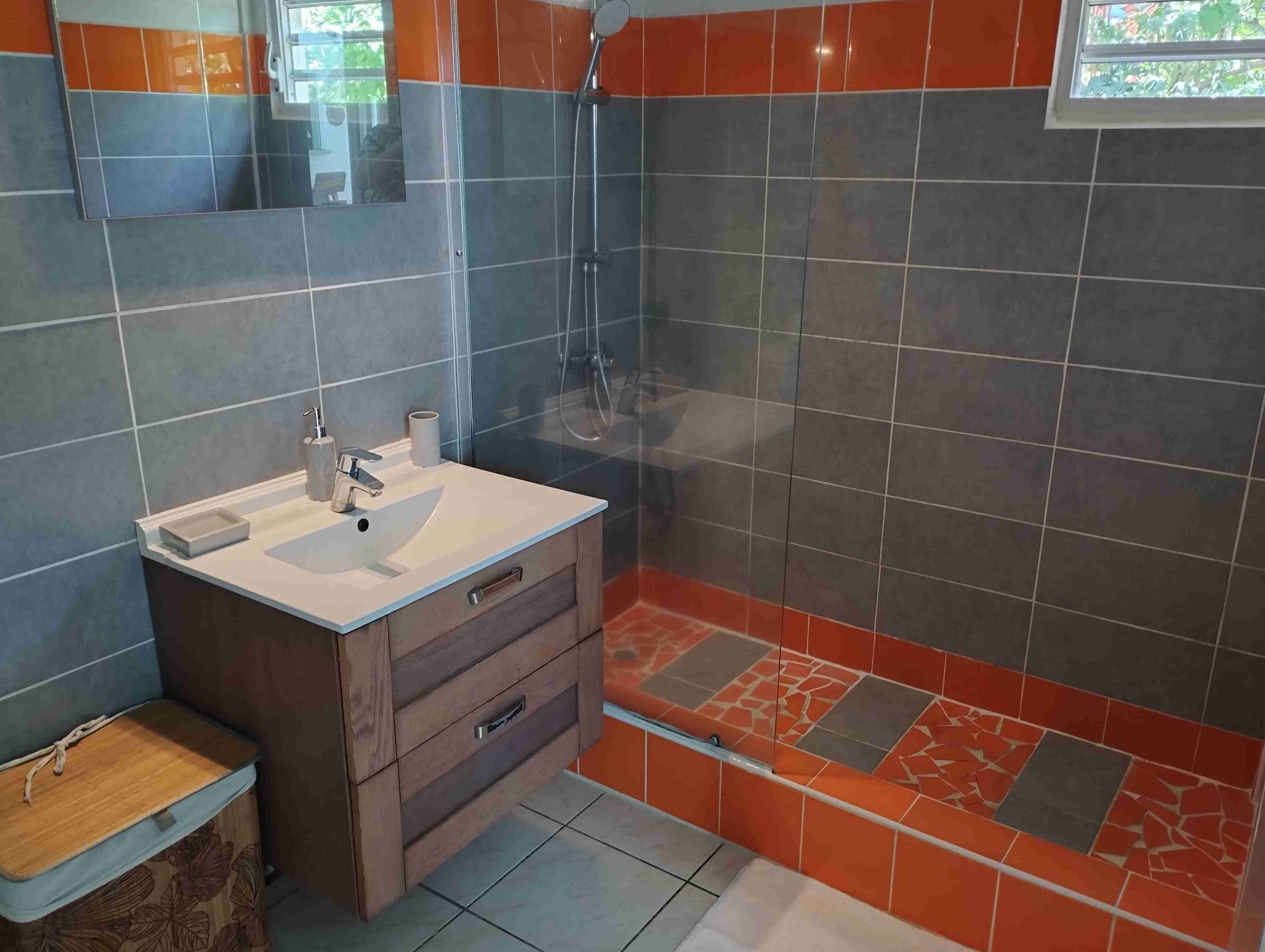 Salle de bain attenante à la suite 'Orchidée'