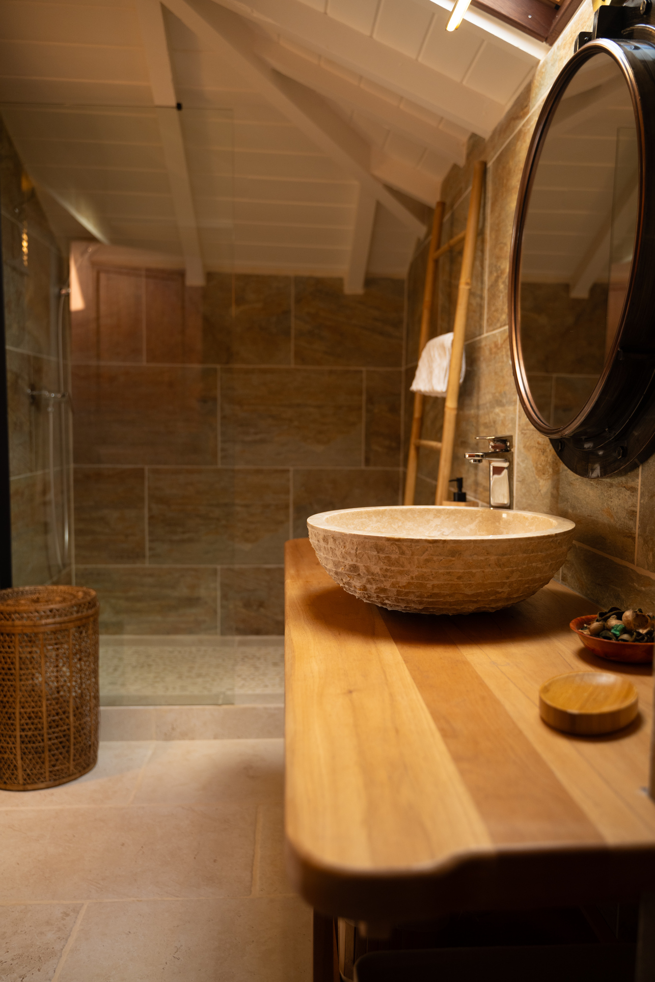 Salle de bain attenante et wc privatif de la suite 'Rivage'