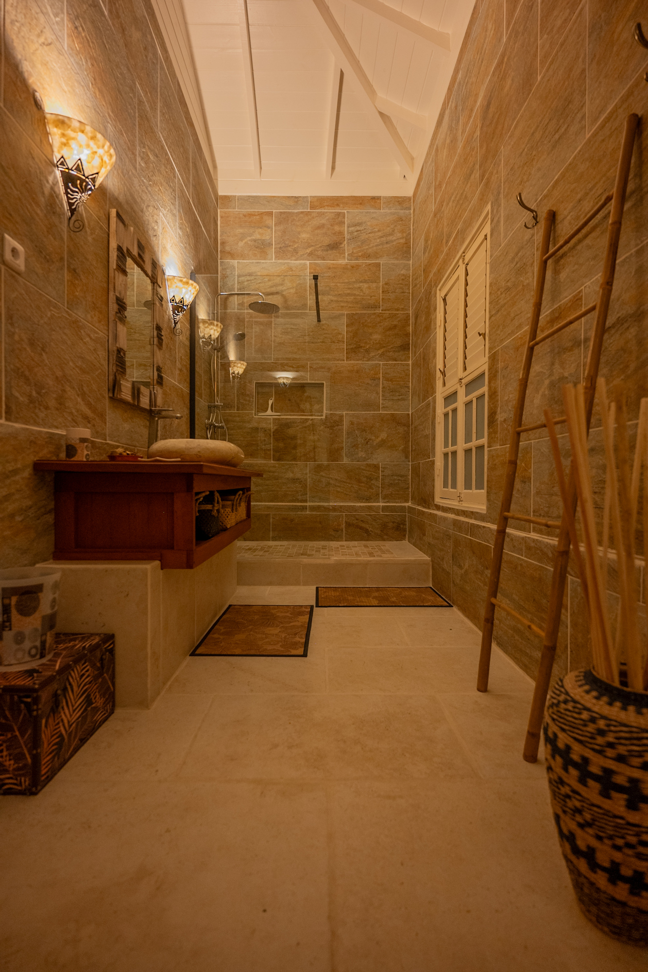 Salle de bain attenante & wc privatif de la suite 'Exotique'