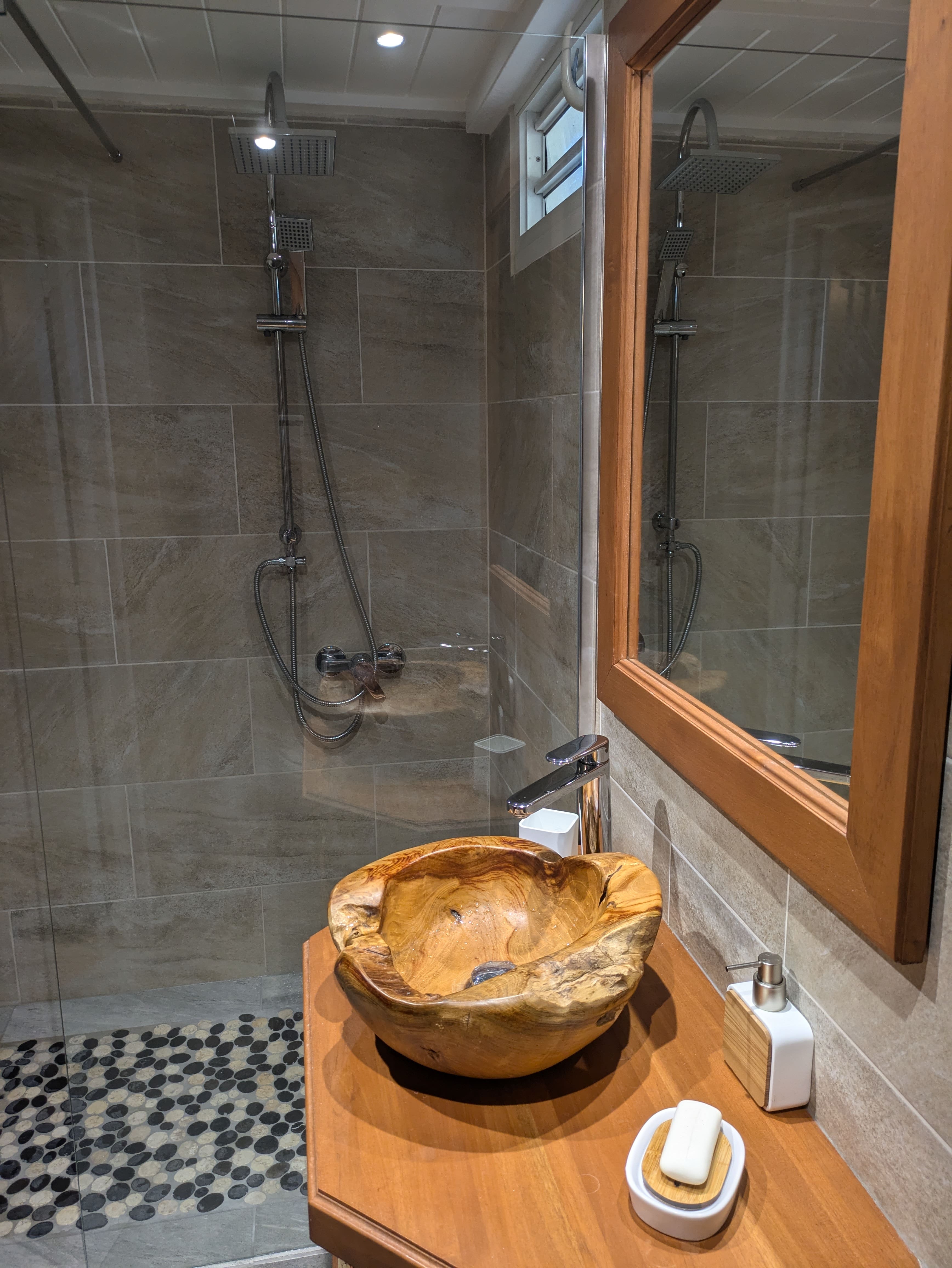 Salle de bain & wc de la maison annexe 'Antilles'