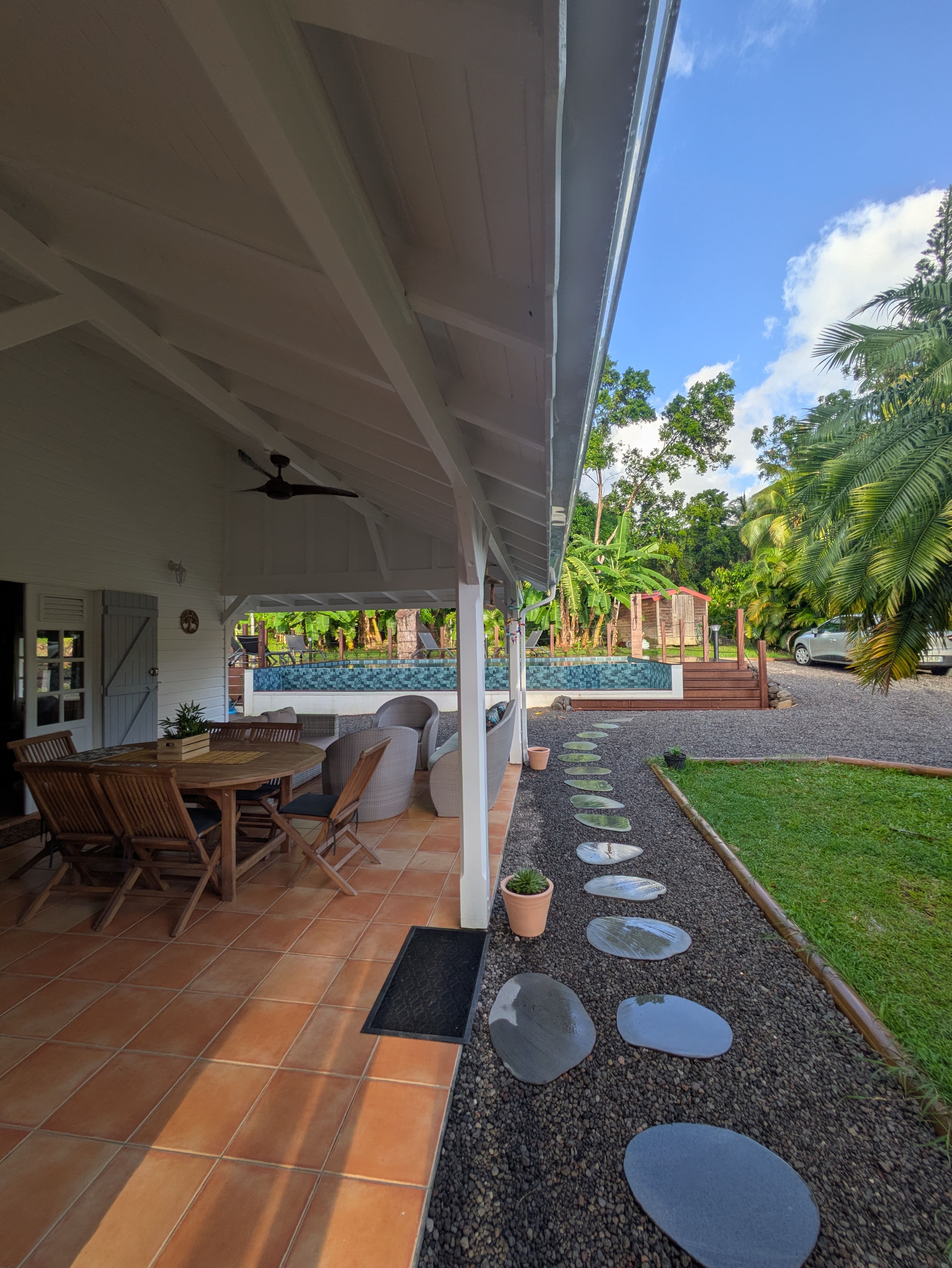 Terrasse extérieure avec accès piscine